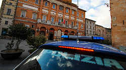 Sfonda la porta di casa e aggredisce gli inquilini con una spranga di ferro: arrestato 53enne tunisino 