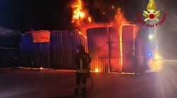 Terni, incendio nel capannone dell'officina del rimessaggio di camper in strada della Selva. Vigili del fuoco e carabinieri sul posto
