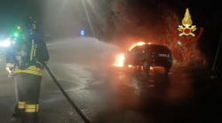 Narni, auto in fiamme al bivio di Santa Lucia: illeso il conducente