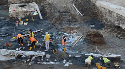 Scavi archeologici nel cantiere ex Enel: sono i resti in legno del molo sul Castro. La prima ipotesi degli esperti. Parla la Soprintendenza