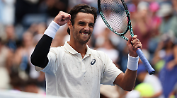 Lorenzo Musetti: "Vivo sotto pressione per le Atp Finals". Oggi ad Atene la sfida contro Muller: orario, dove vederla e precedenti