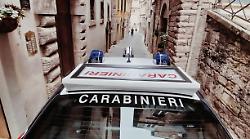 Furto in un negozio del centro di Perugia: arrestato 28enne trovato con coltello a serramanico 