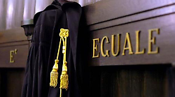 Minore picchiato, condanna per l'agente: a giudizio un altro poliziotto