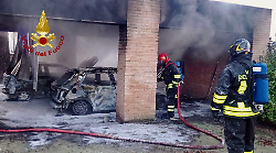 Auto in fiamme all'interno di un'autorimessa: intervento tempestivo dei Vigili del Fuoco