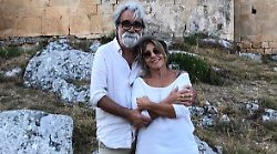 Addio a Peppe Vessicchio. La lunga storia d'amore con la moglie Enrica: la figlia, la passione reciproca per la musica, la loro canzone del cuore