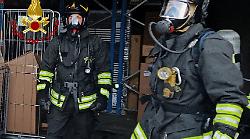 Incendio a Città di Castello: negozio di arredamenti in fiamme. Squadre dei Vigili del Fuoco in azione