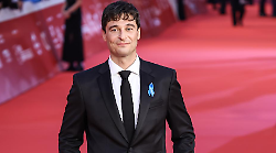 Lino Guanciale: "Per strada mi chiamano commissario. Ho fatto il test di medicina ma poi non mi sono iscritto. Cosa vorrei per mio figlio? Un mondo che sappia ascoltarlo"