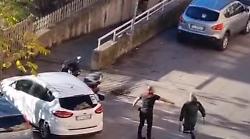 Lite con lancio di bottiglie in pieno giorno alla stazione di Fontivegge: video diventa virale e indigna i cittadini