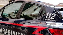 Passa con il semaforo rosso e viene fermato dai carabinieri che lo sorprendono con droga e 1500 euro in contanti in auto: arrestato 19enne