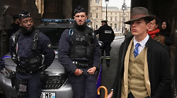 Furto al Louvre, chi è il misterioso "detective" di 15 anni. L'account su Instagram, l'amore per i gialli e l'appello al mondo del cinema 