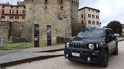 Sfila portafoglio ad anziana mentre passeggia sotto casa