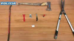 Sorpresi con strumenti da scasso e cocaina in auto, uno di loro tenta di disfarsi della droga e cerca di colpire i poliziotti: denunciati 