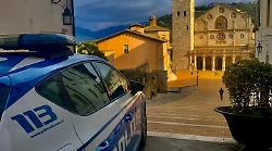 Ubriaca tampona due auto in sosta e poi aggredisce un poliziotto: denunciata 40enne