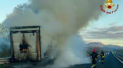 Autotreno in fiamme lungo l'A1 a Orvieto: stop al traffico per le operazioni di spegnimento