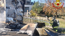 Furgone di segnaletica stradale in fiamme su Strada Calvese, in prossimità del bivio per Calvi