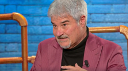 Pino Insegno, il racconto commosso a Ciao Maschio: "Papà  voleva realizzassi il suo sogno. Ma a un passo dal successo mi hanno fatto fuori"