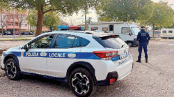 Allontanati per bivacco nei parcheggi: doppia operazione della polizia locale