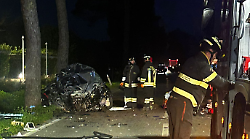 Tragico schianto con l'auto sui pini lungo la strada: chi è la giovane vittima dell'incidente