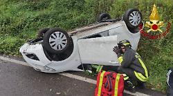 Sbanda, esce fuori strada e si ribalta con l'auto. Incidente al cimitero di Orvieto