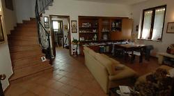 Delitto di Garlasco, il giallo delle 107 impronte: "28 sono comparabili". Misteri, polemiche e il rebus della "33": cosa emerge, la situazione