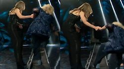 Belve, il senso del binario presente sul palco. Ecco perché esiste la passerella che separa l'ospite dal pubblico (e lo fa inciampare)