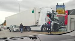 Incidente a Sant'Andrea delle Fratte: camion invade la corsia e finisce contro la recinzione di una concessionaria auto
