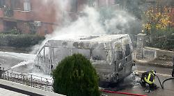  Magione, scuolabus divorato dalle fiamme in via Verdi