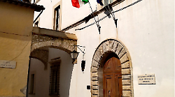 Donna muore dopo essere caduta dal pulmino in corsa: indagati due operatori sociali