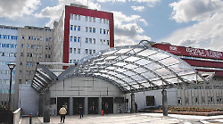 Il travaglio e la corsa in auto: donna partorisce nel parcheggio del pronto soccorso di Perugia