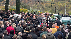Folla al funerale di Leo il bambino morto all'asilo, ha celebrato il prete che lo aveva battezzato