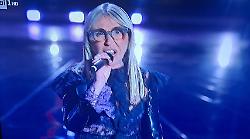 Maria di Terni sul palco di The Voice Senior accompagnata dalla coppia di noti medici narnesi. Canta "E la luna bussò" e sceglie Loredana Bertè - FOTO