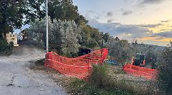 Terni, i cittadini protestano contro la nuova maxi antenna 5G alta più di 30 metri. Manifestazione di fronte al cantiere