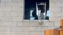 Lanciano carrello della spesa dalla terrazza:  tragedia sfiorata 