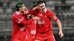 Il Grifo ribalta la Vis Pesaro: Bacchin e Angella di testa fanno esultare il Curi (2-1)