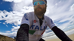 Jovanotti lancia lo sprint verso i suoi 60 con un tour in bicicletta tra un concerto e l'altro. Dove e quando