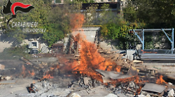 Dà fuoco ai rifiuti della propria ditta e viene scoperto dai carabinieri forestali: denunciato e multato titolare di un'impresa edile 