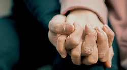 Il Paese svolta sul fine vita, conferma le scelte sull'aborto e resta diviso sull'ok alle adozioni per le coppie omosessuali. Il sondaggio