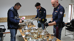 Viaggiavano in autostrada con 50 chili di argenteria rubata: denunciati due uomini 