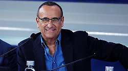 Carlo Conti: "Tra Sanremo e Zecchino d'Oro ho ascoltato in tutto 1300 brani". E poi rivela quando saranno annunciati i big dell'Ariston