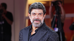 Pierfrancesco Favino: "La mia cicatrice mi ricorda la morte di Vittorio Gassman. Ero il ragazzo con cui non uscire. Sinner? Mi fido delle sue scelte"