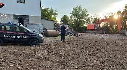 Abbandona 1.200 metri cubi di rifiuti in un'area a Sabbione. Denunciato il titolare della ditta