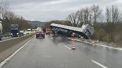 Camion esce fuori strada a Umbertide: disagi al traffico lungo la ss3bis