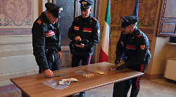 Sorpreso davanti un locale notturno con Mdma, Ketamina e un coltello a serramanico: arrestato 25enne