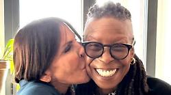 Whoopi Goldberg entusiasta sul set di Un posto al sole: "Un'esperienza indimenticabile". Che ruolo avrà nella soap opera