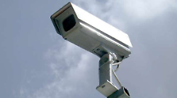 Spaccano la vetrata di un bar e rubano sigarette, registratore di cassa e biglietti del Gratta e Vinci: analisi sui filmati di videosorveglianza