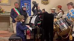 Il bimbo prodigio suona il pianoforte prima di sapere che gli sarà dato in regalo. Video