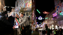 Si accendono le luminarie d'artista "Concerto in piazza" firmate dal maestro Paladino