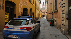 Perseguitava i familiari da settimane con violenze fisiche e psicologiche: per un 22enne scatta il divieto di avvicinamento 