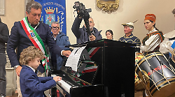 Il bimbo prodigio riceve in regalo il pianoforte che sognava. Videomessaggi da Carlo Conti e Pupo