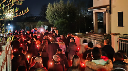 Po' Bandino scende in strada per ricordare Stefania Terrosi: centinaia di persone alla fiaccolata in memoria della donna vittima di femminicidio. In mattinata l'omaggio a Città della Pieve